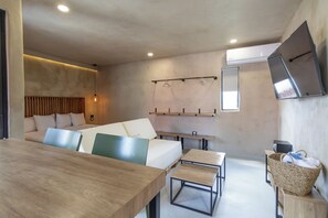 Suite supérieure | Aire de séjour | Téléviseur connecté de 50 po avec télévision numérique