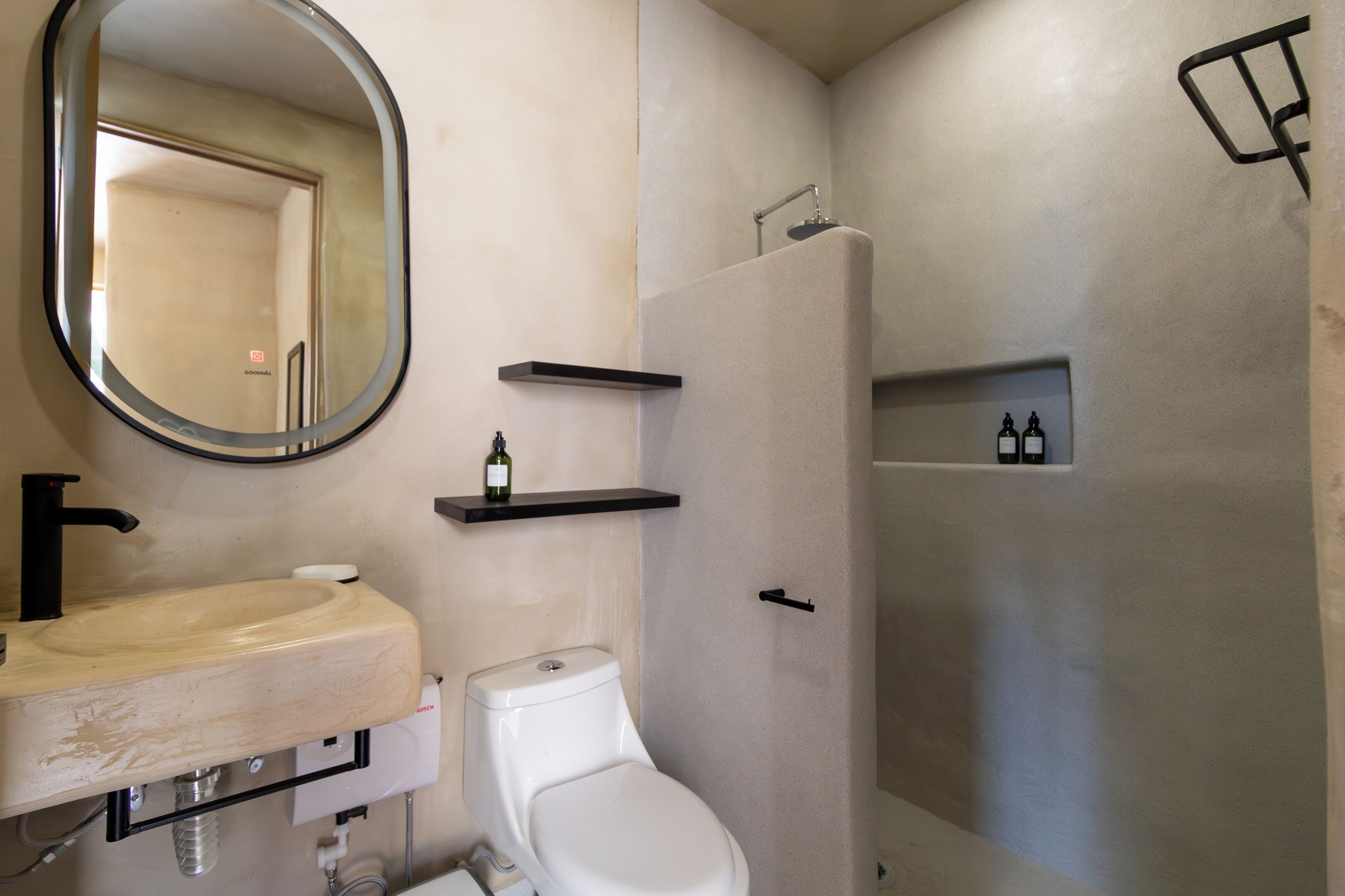Ein Badezimmer mit Waschbecken, Toilette und Dusche.
