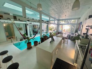 Jääkaappi, mikroaaltouuni, uuni, liesi