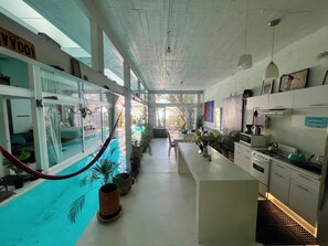 Køleskab, mikrobølgeovn, ovn, kogeplade