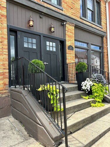 ELEGANTLY RESTORED HISTORICAL 2-BEDROOM STAY NEAR PSU