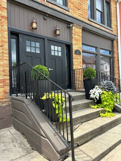 ELEGANTLY RESTORED HISTORICAL 2-BEDROOM STAY NEAR PSU