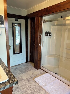 Shower, hair dryer, towels, soap - ELEGANTLY RESTORED HISTORICAL 2-BEDROOM STAY NEAR PSU (Centre Hall)