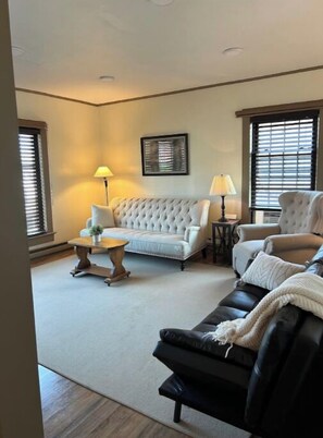 Smart TV, books - ELEGANTLY RESTORED HISTORICAL 2-BEDROOM STAY NEAR PSU (Centre Hall)