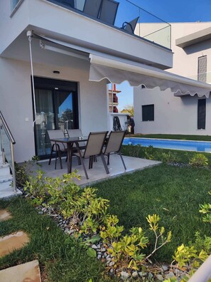 Outdoor dining - 5 minutes to the beach! Cozy vacation retreat with a pool! Fully equipped flat (Paralia Ofriniou)