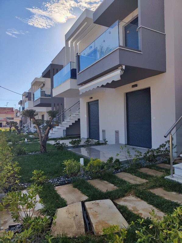 Exterior detail - 5 minutes to the beach! Cozy vacation retreat with a pool! Fully equipped flat (Paralia Ofriniou)