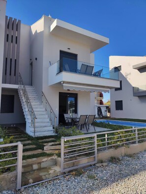 Exterior - 5 minutes to the beach! Cozy vacation retreat with a pool! Fully equipped flat (Paralia Ofriniou)