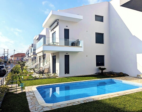 Outdoor pool - 5 minutes to the beach! Cozy vacation retreat with a pool! Fully equipped flat (Paralia Ofriniou)