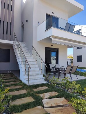 Exterior detail - 5 minutes to the beach! Cozy vacation retreat with a pool! Fully equipped flat (Paralia Ofriniou)