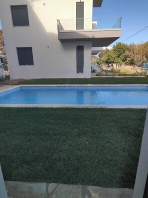 Outdoor pool - 5 minutes to the beach! Cozy vacation retreat with a pool! Fully equipped flat (Paralia Ofriniou)