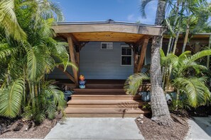 Property grounds - Charming Beachside 3BR Bungalow with hot tub (Melbourne Beach)