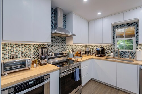 Charming Beachside 3BR Bungalow with hot tub