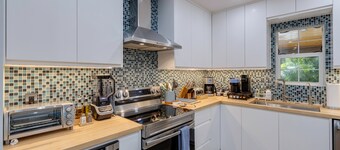 Charming Beachside 3BR Bungalow with hot tub