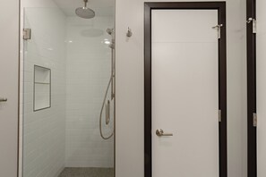 Regadera, toallas, jabón, papel de baño