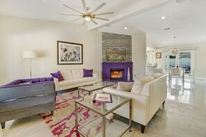 Smart TV, fireplace, books - 3-bedroom house in enchanting Palm Springs with WiFi, AC, private pool/spa! (Palm Springs)