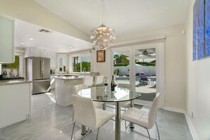 Dining - 3-bedroom house in enchanting Palm Springs with WiFi, AC, private pool/spa! (Palm Springs)