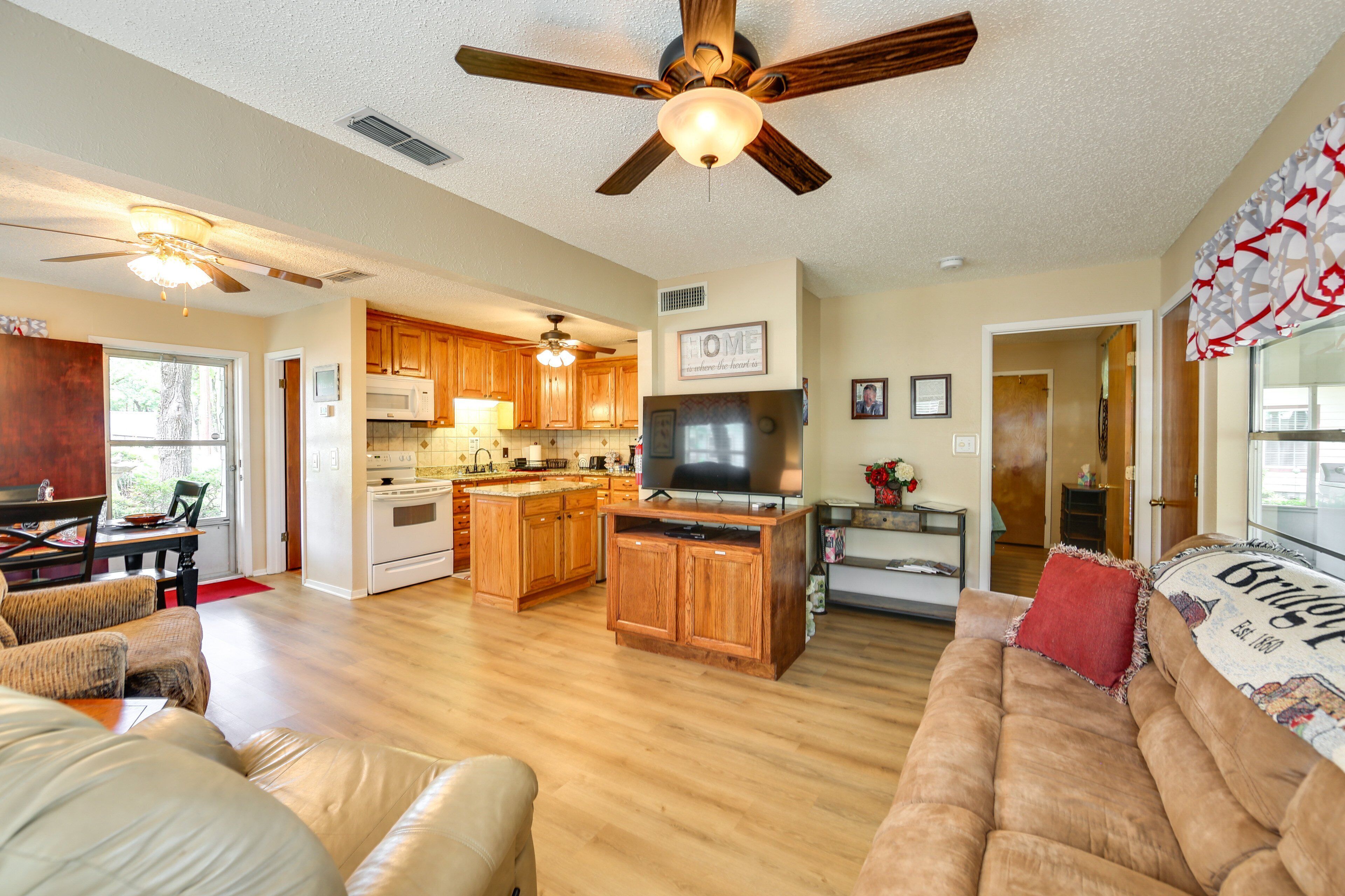 TV connectée, lecteur de DVD, livres, vidéothèque