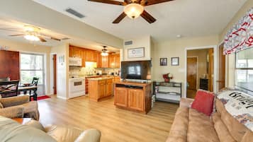 TV connectée, lecteur de DVD, livres, vidéothèque