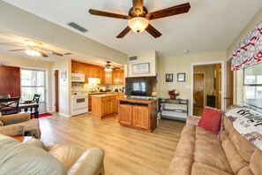 Smart-tv, dvd-spelare, böcker och ett filmbibliotek