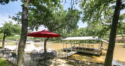 Family Home on Lake Bridgeport: Pets Welcome!