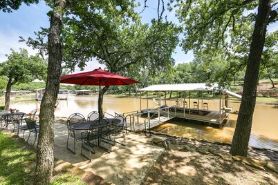 Family Home on Lake Bridgeport: Pets Welcome!