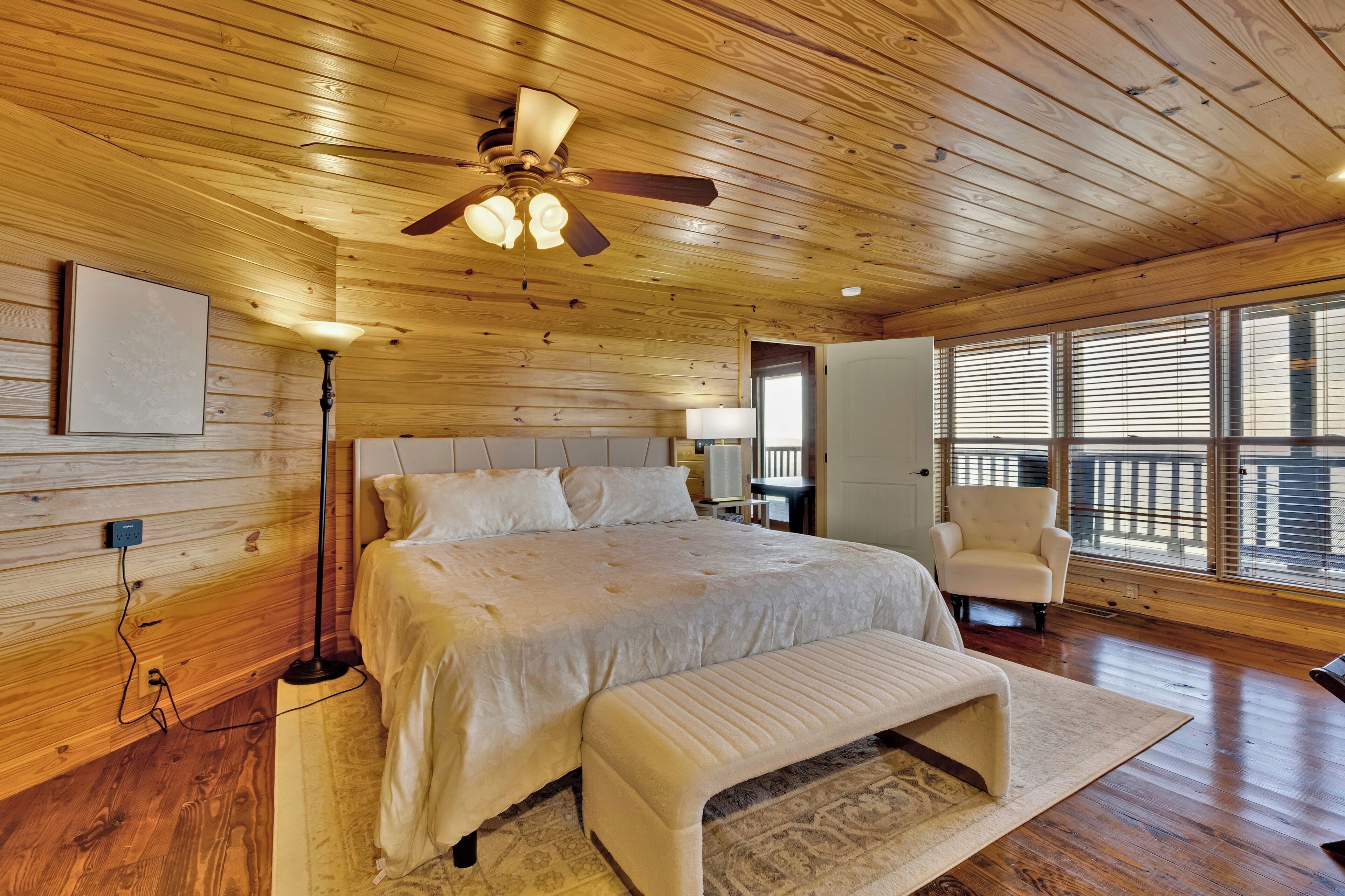 6 bedrooms, iron/ironing board, WiFi, bed sheets
