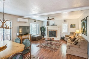 Smart TV, fireplace - Strawberry Cabin | Fire Pit, Fireplace & Pets (Pine)