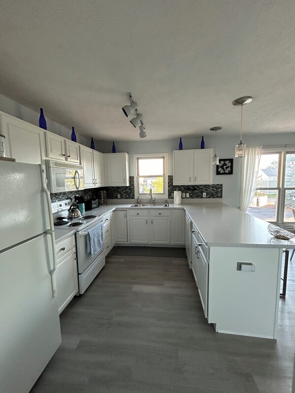 Micro-ondes, four, plaque de cuisson, lave-vaisselle