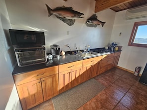 Full-size fridge, microwave, oven, stovetop
