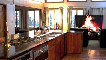 Bear Mountain Lodge Guest House | Shared kitchen facilities