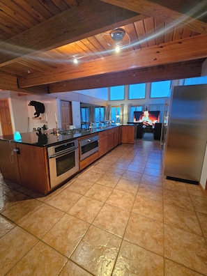 Bear Mountain Lodge Guest House | Shared kitchen facilities