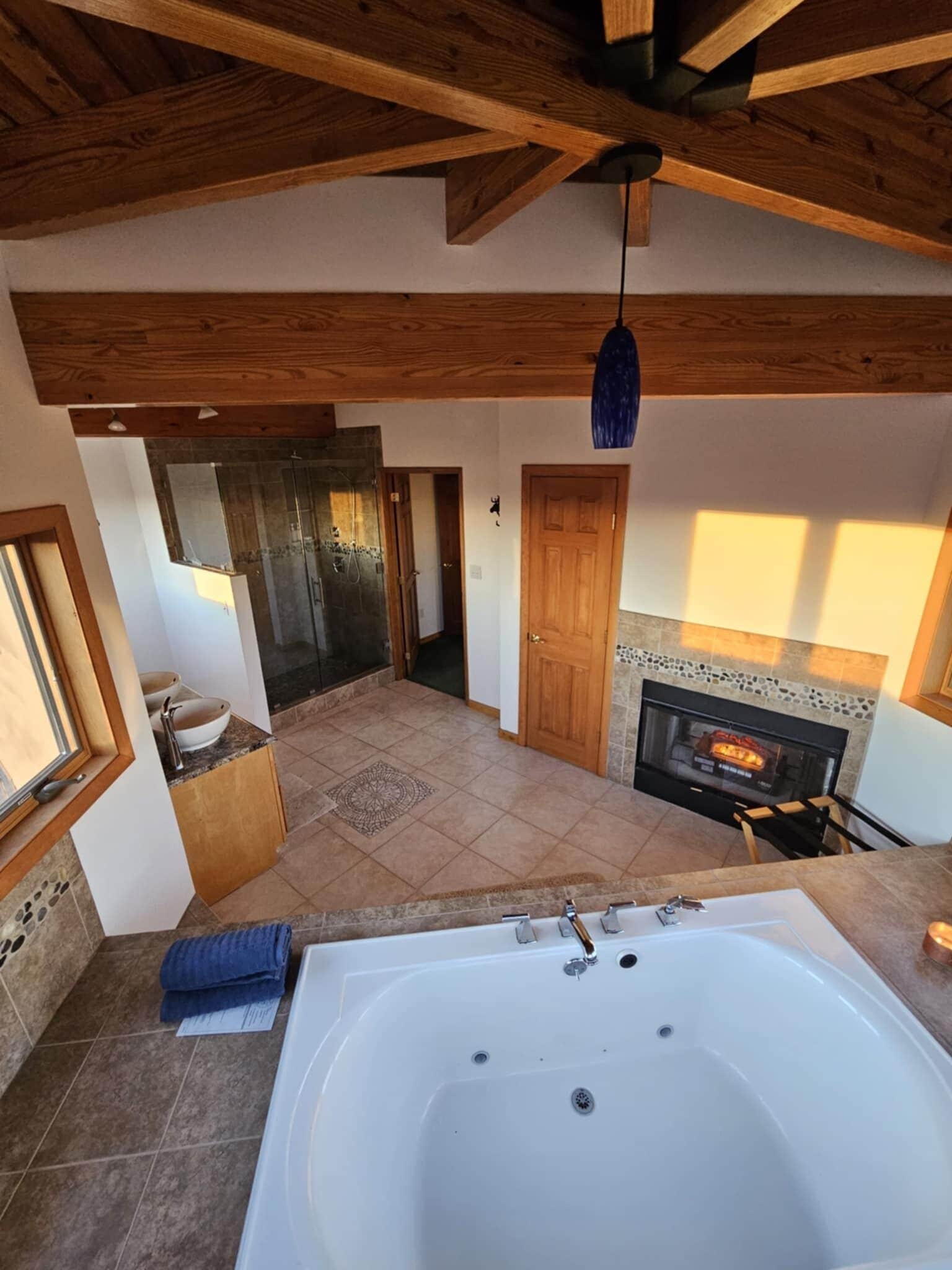 Moose Room at Bear Mountain Lodge | Badezimmer | Haartrockner, Bidet, Fußbodenheizung (Badezimmer), Handtücher