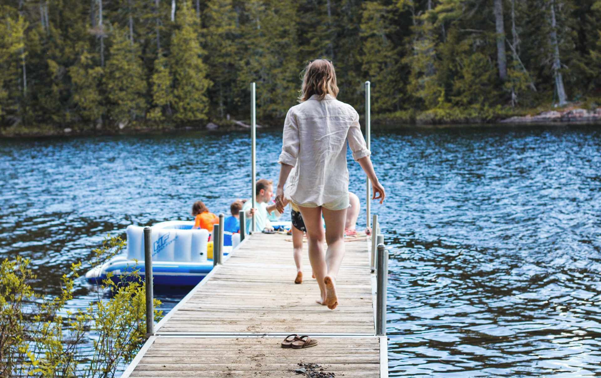 Aan het strand, wit zand, strandlakens, kajakken