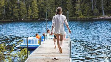 Aan het strand, wit zand, strandlakens, kajakken