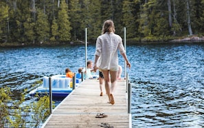Na praia, areia branca, toalhas de praia, passeios de caiaque