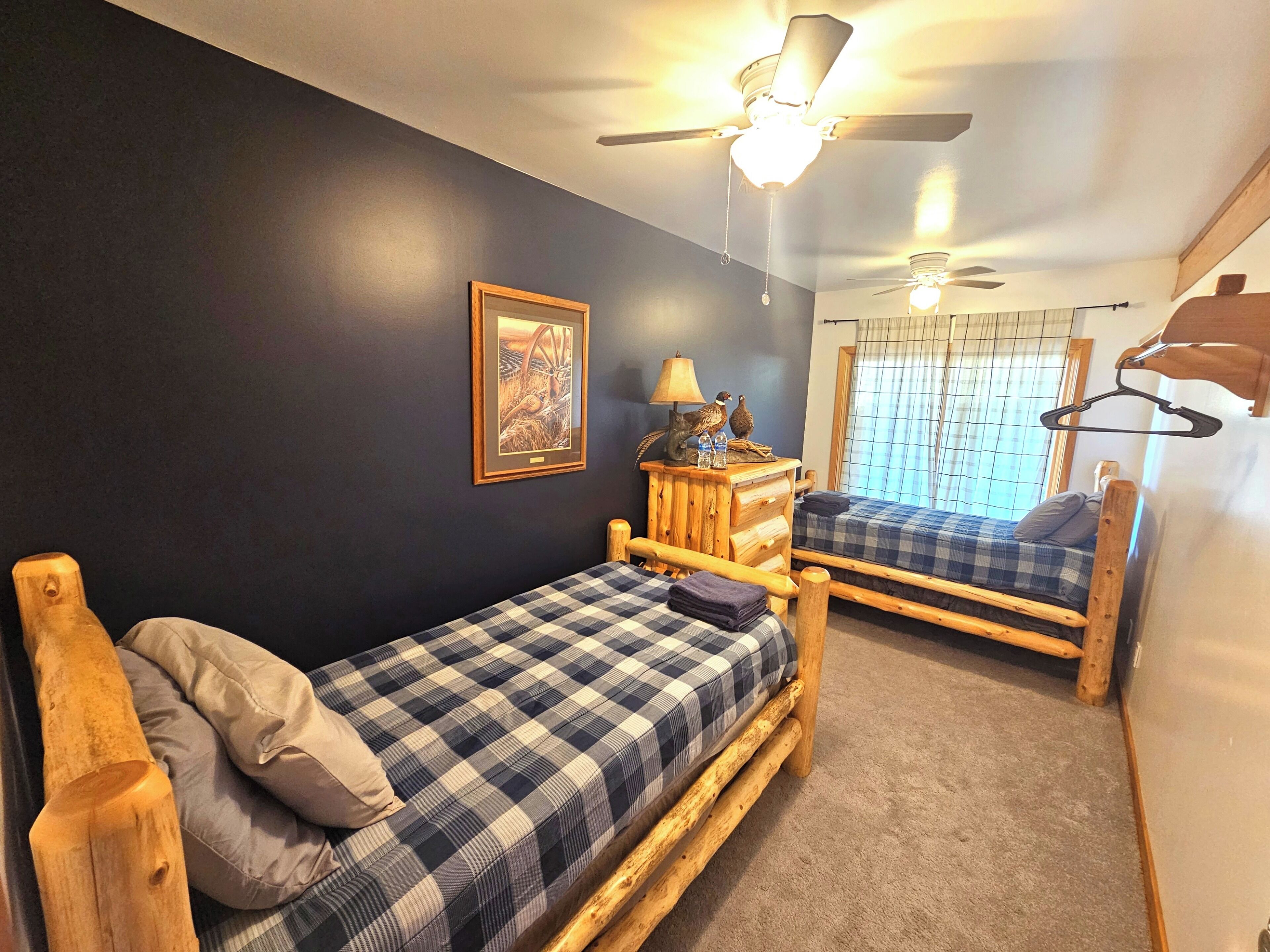 高級寢具、記憶棉床墊、獨特裝修、手提電腦工作空間