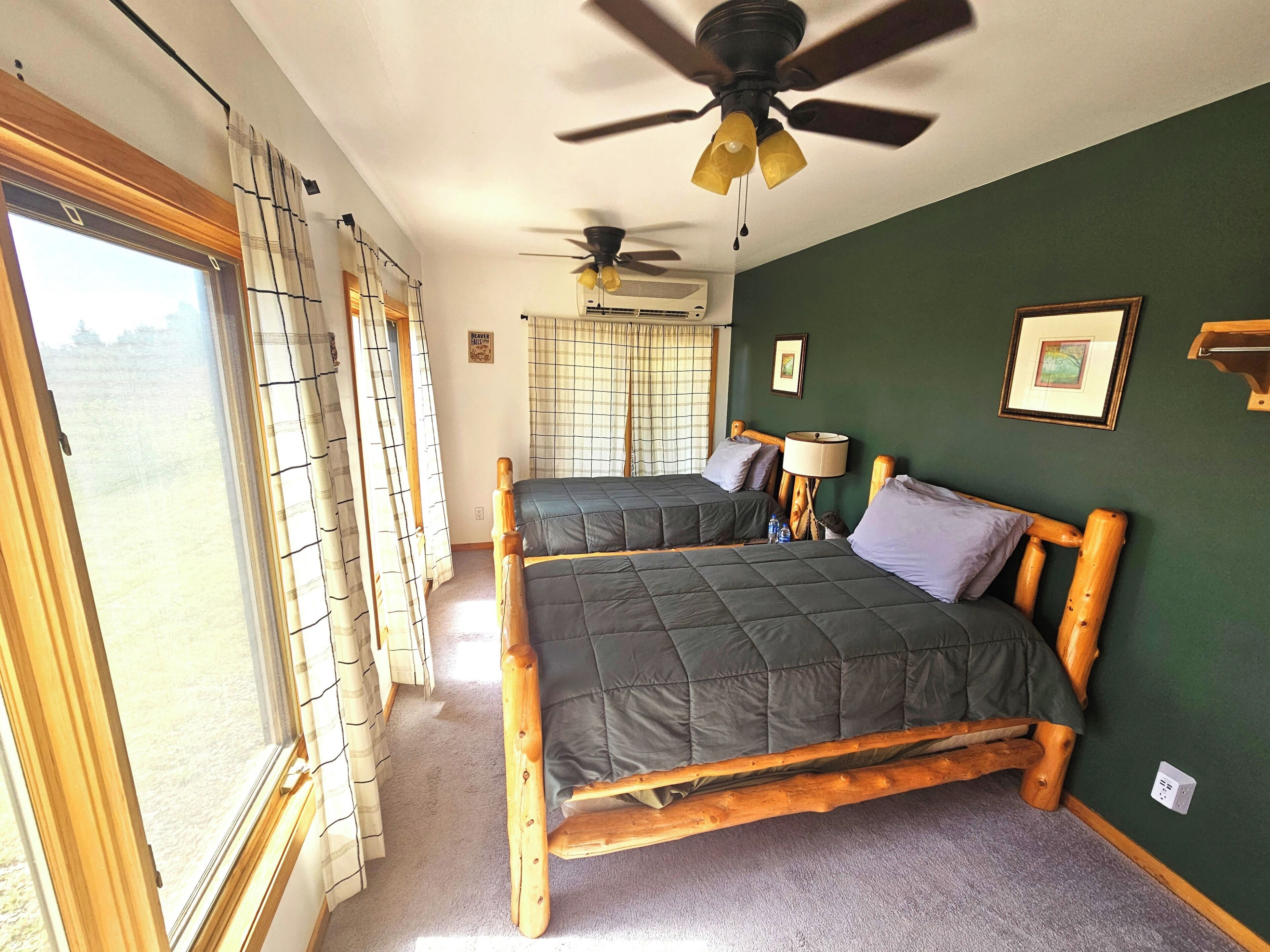 高級寢具、記憶棉床墊、獨特裝修、手提電腦工作空間