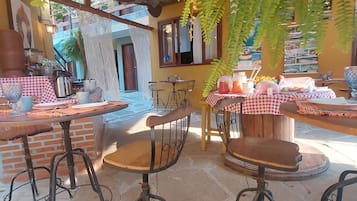Café da manhã com buffet grátis todos os dias
