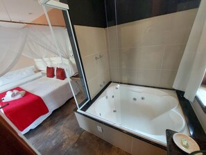 Romantic Suite, 1 Queen Bed, Non Smoking, Air conditioning | Free WiFi, bed sheets - Pousada Magias de Paraty (Paraty)