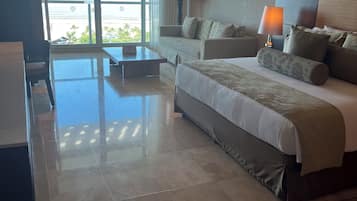 2 bedrooms, in-room safe, desk, iron/ironing board