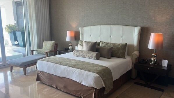 2 bedrooms, in-room safe, desk, iron/ironing board