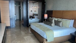 2 bedrooms, in-room safe, desk, iron/ironing board