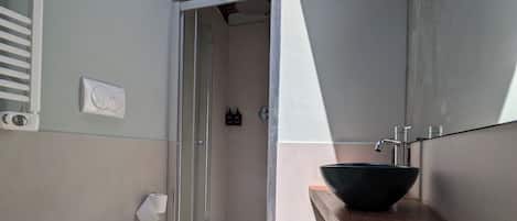Secadora de cabello, bidet, toallas, jabón