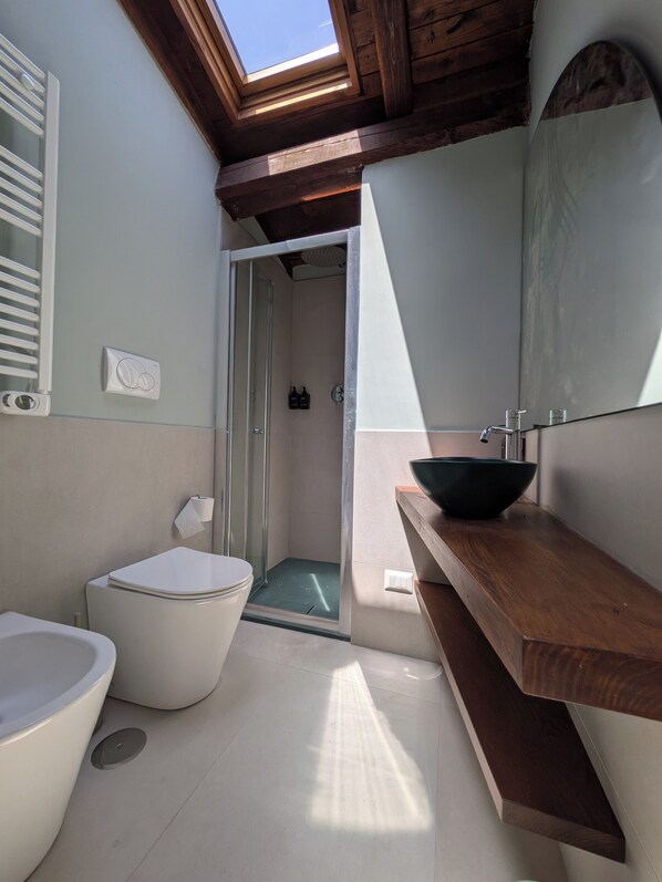 Haartrockner, Bidet, Handtücher, Seife