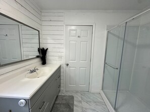 Een douche, een haardroger, handdoeken, zeep