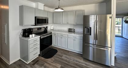 Hot Tub, Pet Friendly, 3 miles to Emerald Isle, fully fenced yard.