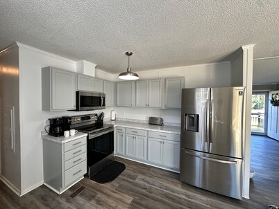 Hot Tub, Pet Friendly, 3 miles to Emerald Isle, fully fenced yard.