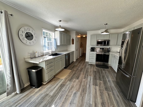 冷蔵庫、電子レンジ、オーブン、コンロ. Hot Tub, Pet Friendly, 3 miles to Emerald Isle, fully fenced yard.