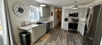 Hot Tub, Pet Friendly, 3 miles to Emerald Isle, fully fenced yard.