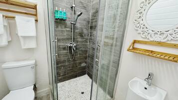 Ducha, secador de pelo, toallas y jabón